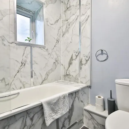 Charming Flat Near The * Bristol