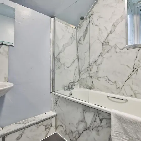 Charming Flat Near The بريستول